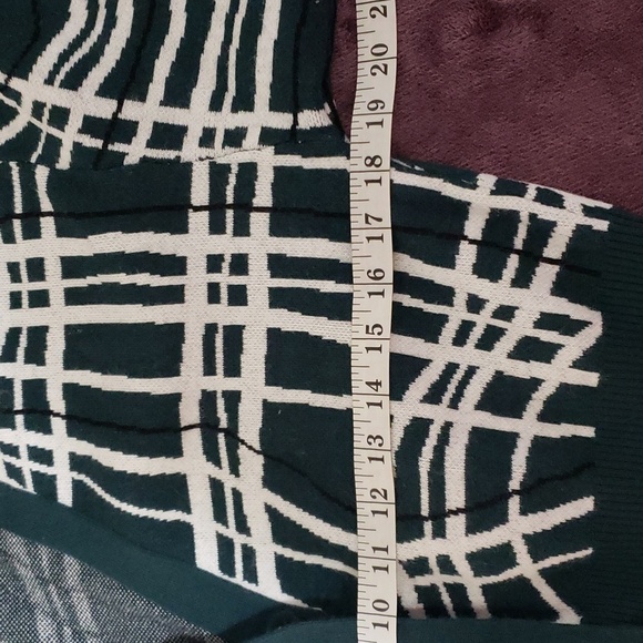 BCBGeneration. NWT. Green & White; Long Sleeves; Buttons; Crop; Sweater..Size L. - Picture 9 of 16